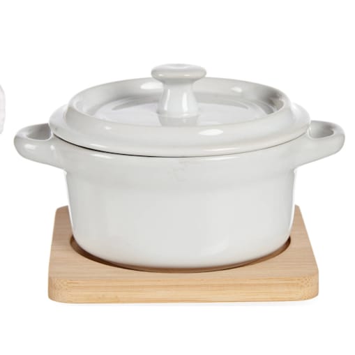 Ceramiczne naczynie do zapiekania na bambusowej podstawce