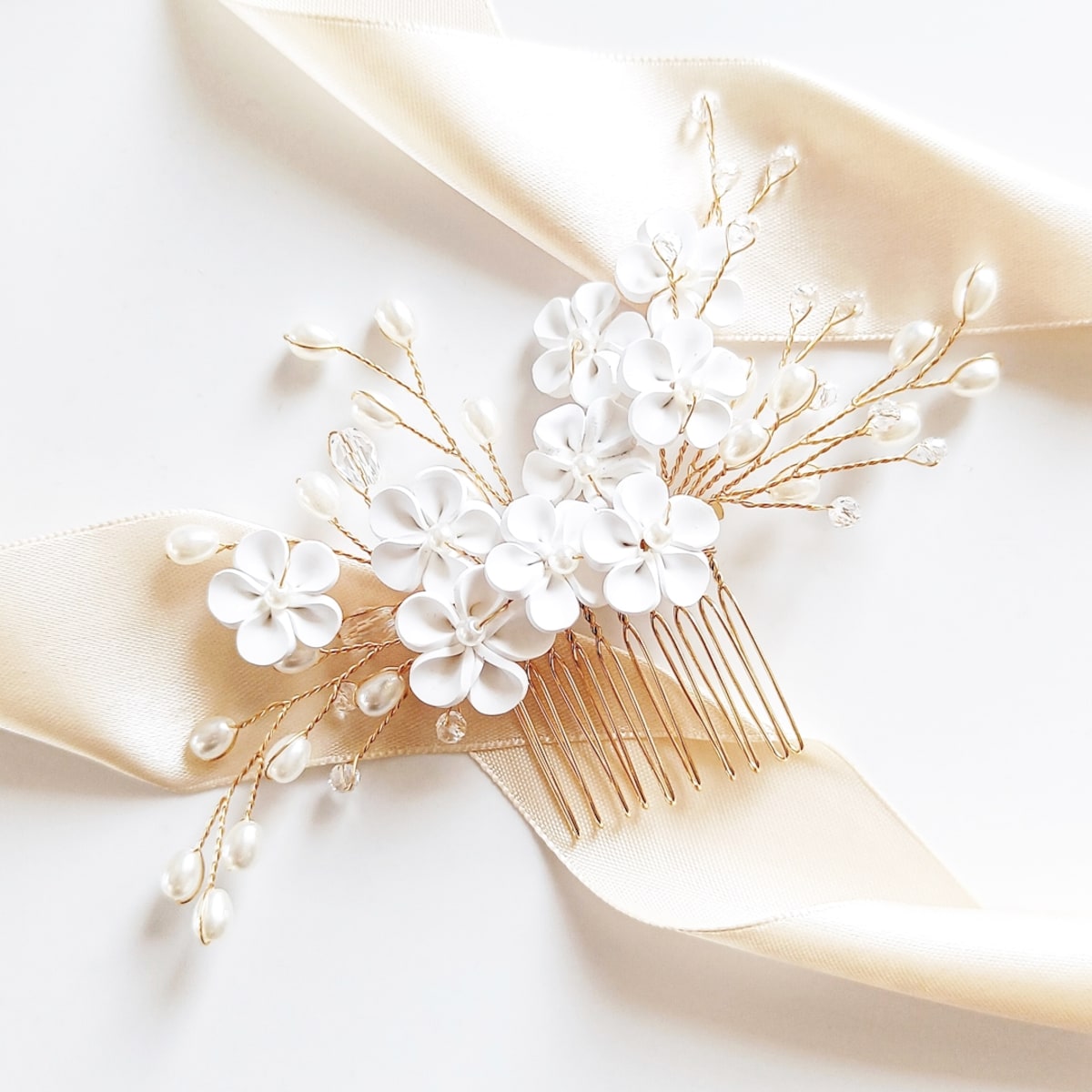 Pozłacany grzebień do ślubnego uczesania z kwiatami
