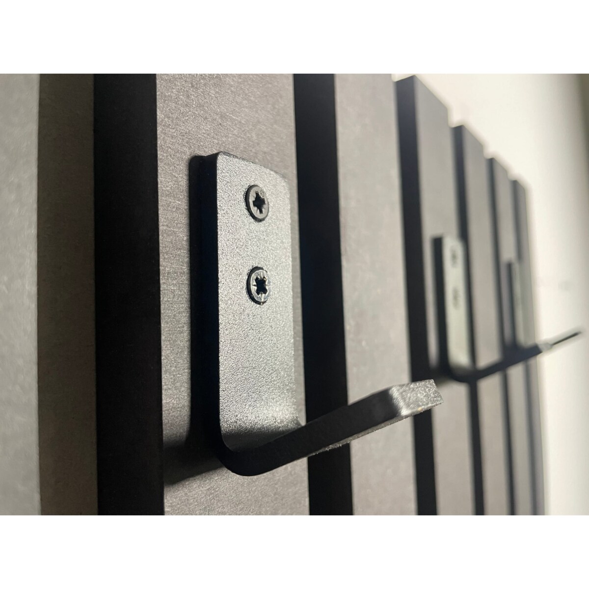 Wieszak ścienny na ubrania Lamele 40cm czarny