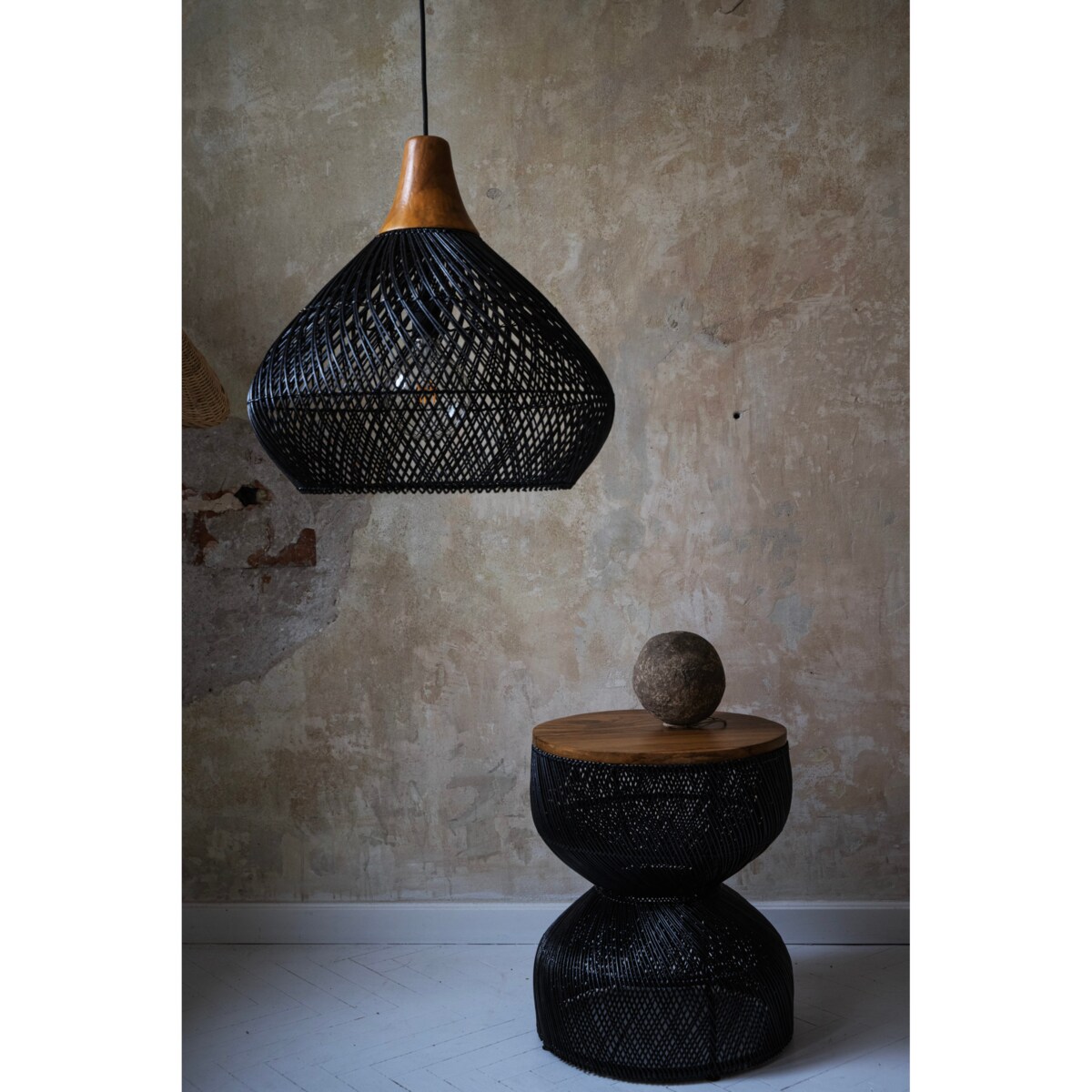 Rattanowa lampa z drewnem teakowym BAND w rozmiarze L - czarna