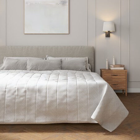 Narzuta pikowana w pasy 130x210 szaro-białe wzory geometryczne