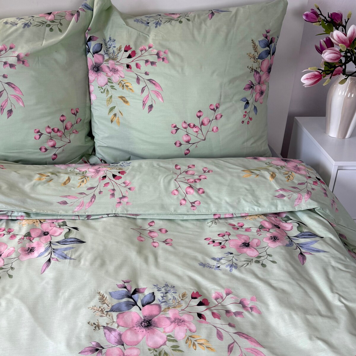Pościel bawełniana satynowa 200x220 cm Kwitnąca Wiśnia na zielony tle