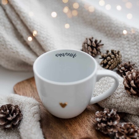 Biały kubek porcelanowy 300 ml „Uważność" ze złotym sercem - prezent na urodziny dla bliskiej osoby, mamy, przyjaciółki