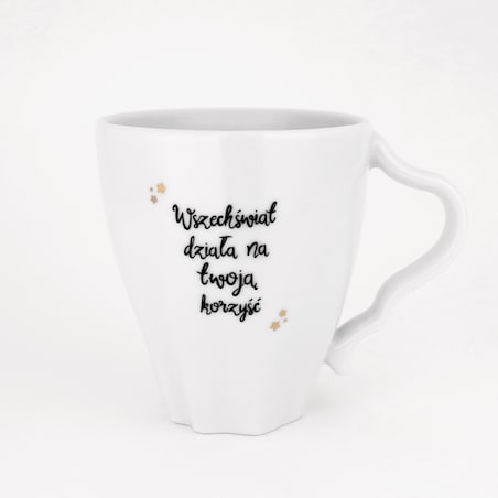 Biały asymetryczny kubek porcelanowy 300 ml „Wszechświat działa na Twoją korzyść" ze złotymi gwiazdkami - prezent dla niej, na urodziny, Dzień Kobiet