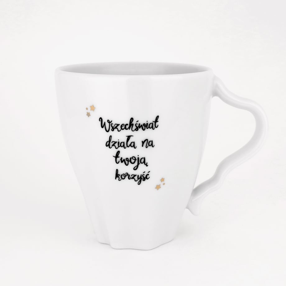 Biały asymetryczny kubek porcelanowy 300 ml „Wszechświat działa na Twoją korzyść" ze złotymi gwiazdkami - prezent dla niej, na urodziny, Dzień Kobiet