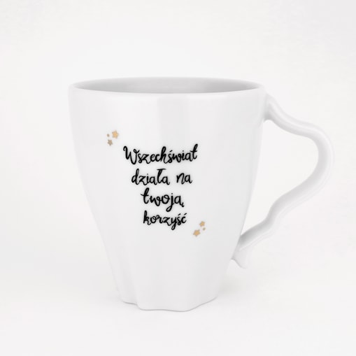 Biały asymetryczny kubek porcelanowy 300 ml „Wszechświat działa na Twoją korzyść" ze złotymi gwiazdkami - prezent dla niej, na urodziny, Dzień Kobiet