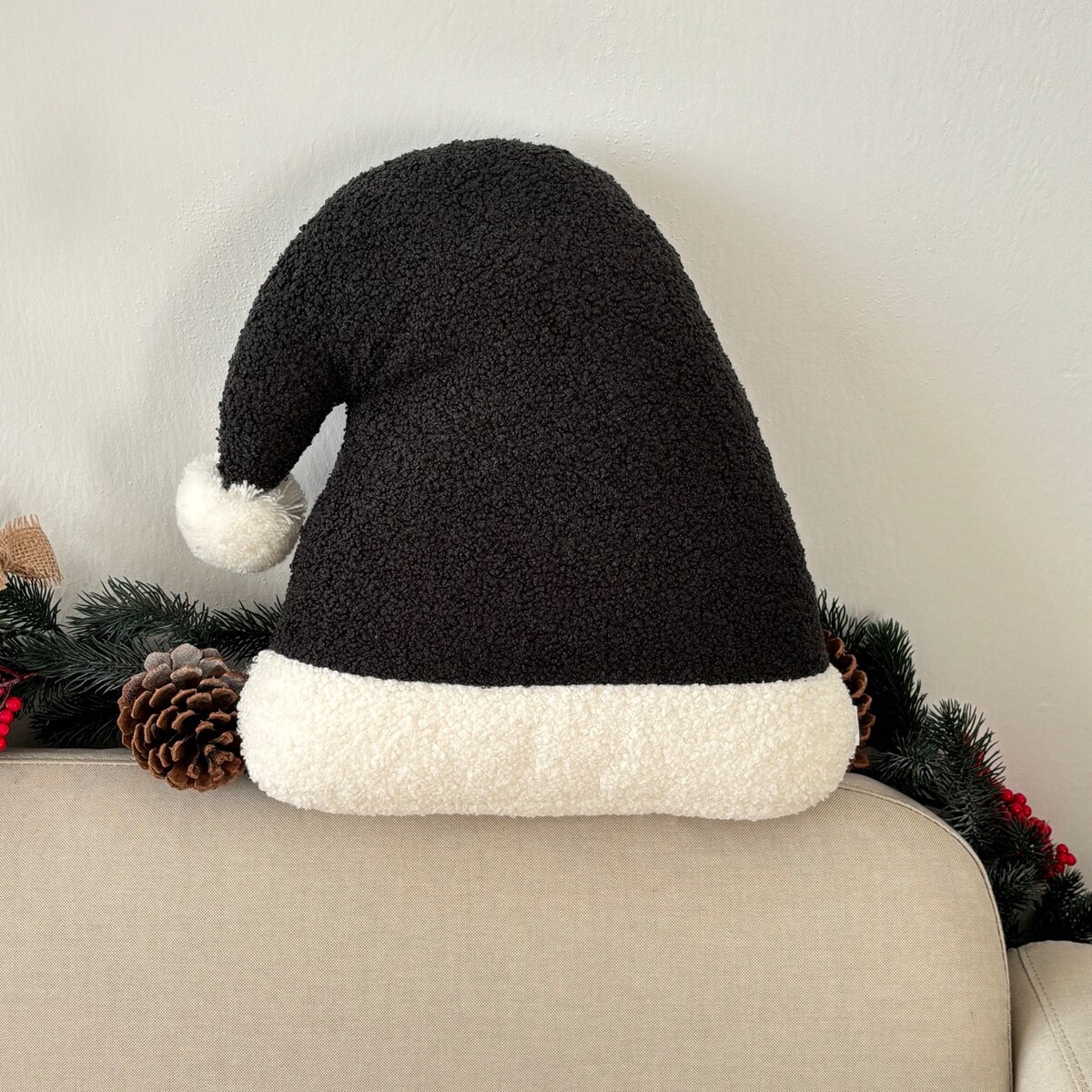 Poduszka w kształcie czapki Mikołaja czarna boucle