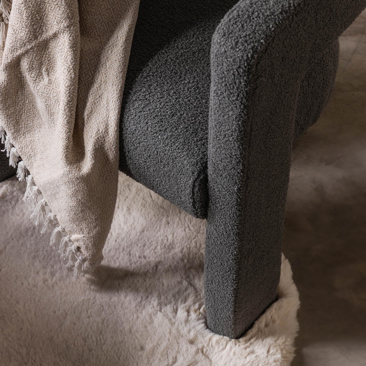 Fotel wypoczynkowy ciemnoszary bouclé Tiana