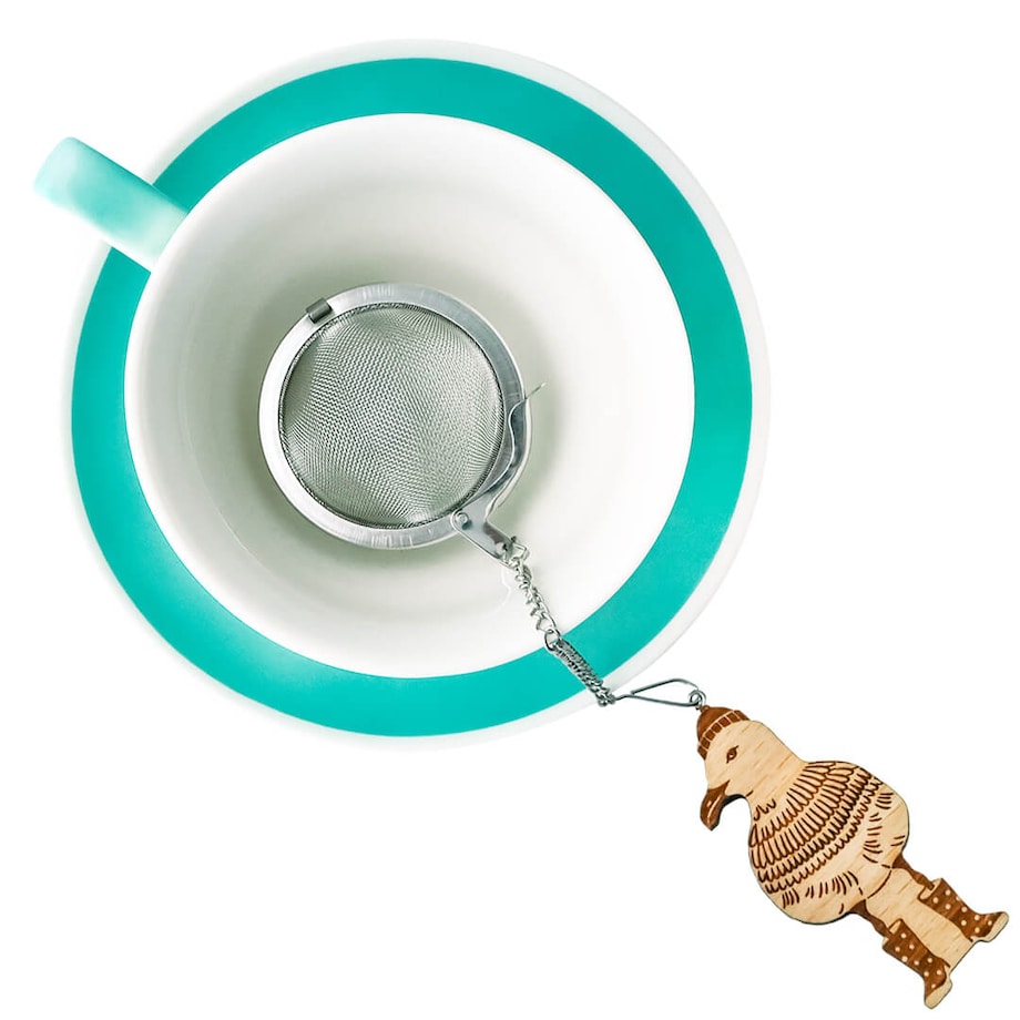 Metalowy zaparzacz ze stali nierdzewnej do herbaty z drewnianą „zawieszką mewą” na łańcuszku, idealny gadżet do parzenia herbaty lub jako upominek np. dla miłośników zwierząt