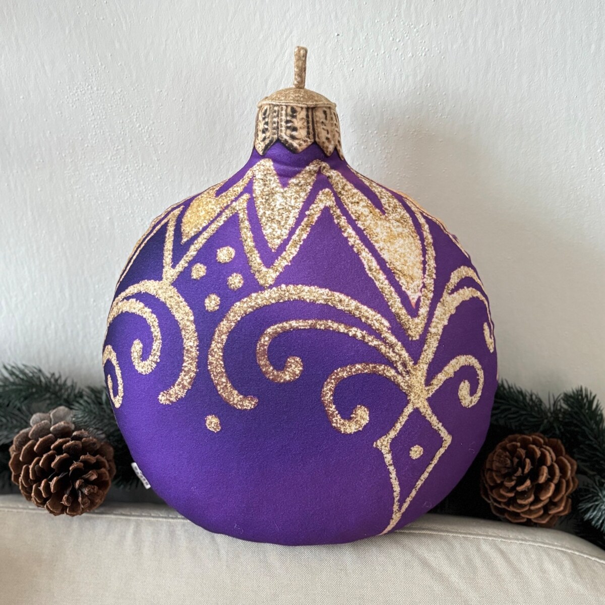 Poduszka dekoracyjna purpurowa Bombka duża