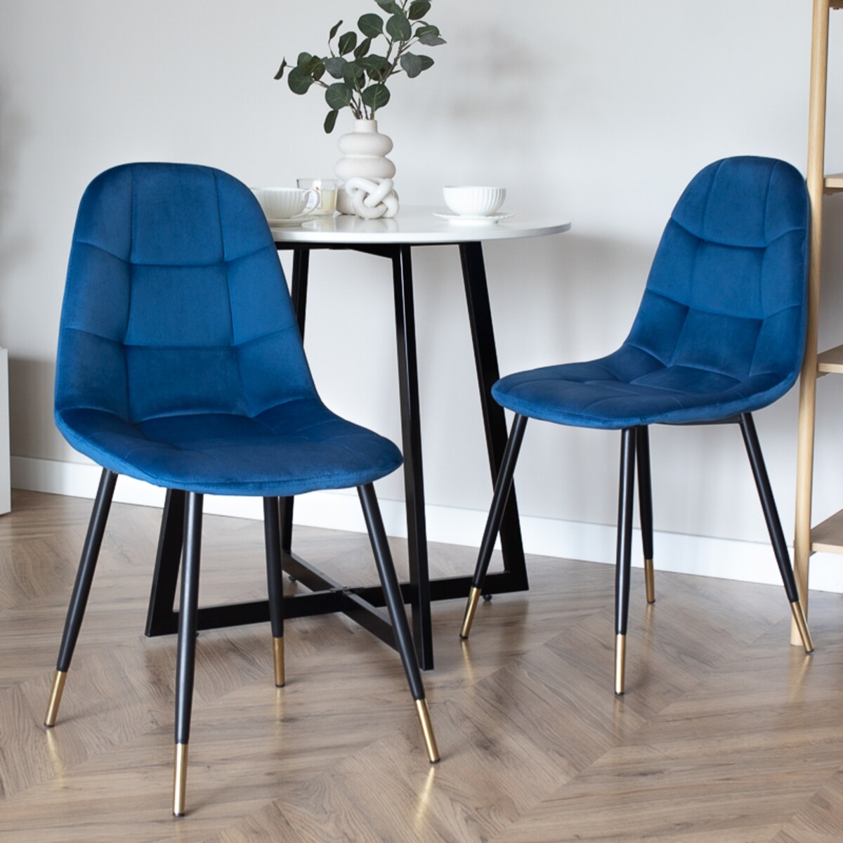 Krzesło tapicerowane pikowane welurowe granatowe złote nogi do salonu