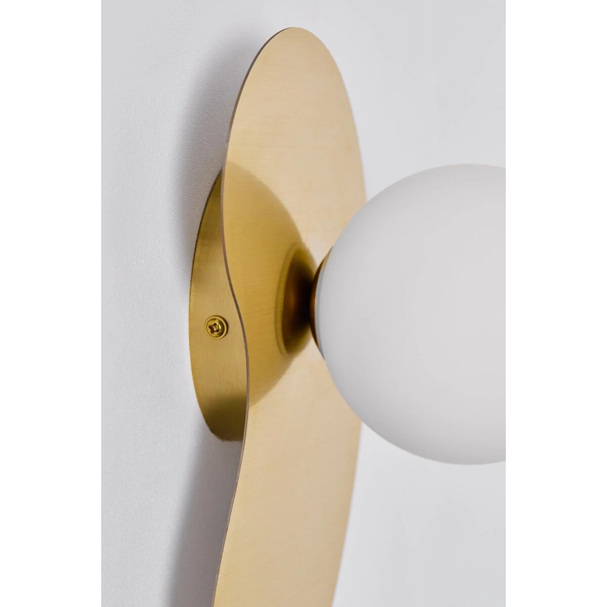 Kinkiet złoty ze stali nierdzewnej z mleczną kulą, Travis