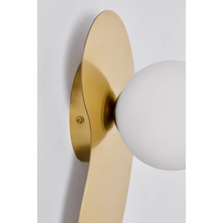 Kinkiet złoty ze stali nierdzewnej z mleczną kulą, Travis