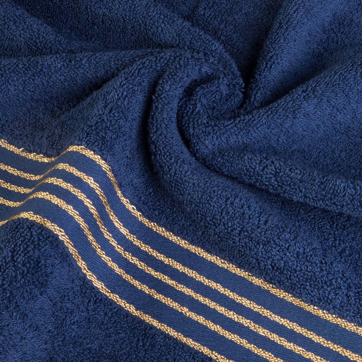 Ręcznik kąpielowy 50x90 cm bawełniany kolor ciemny niebieski z bordiurą w złote paski 500 g/m2 TIWANO