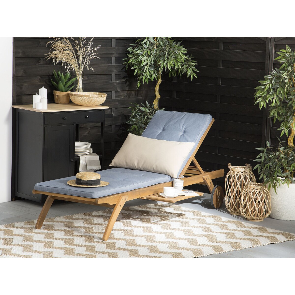 Leżak ogrodowy drewniany z poduszką niebieską CESANA