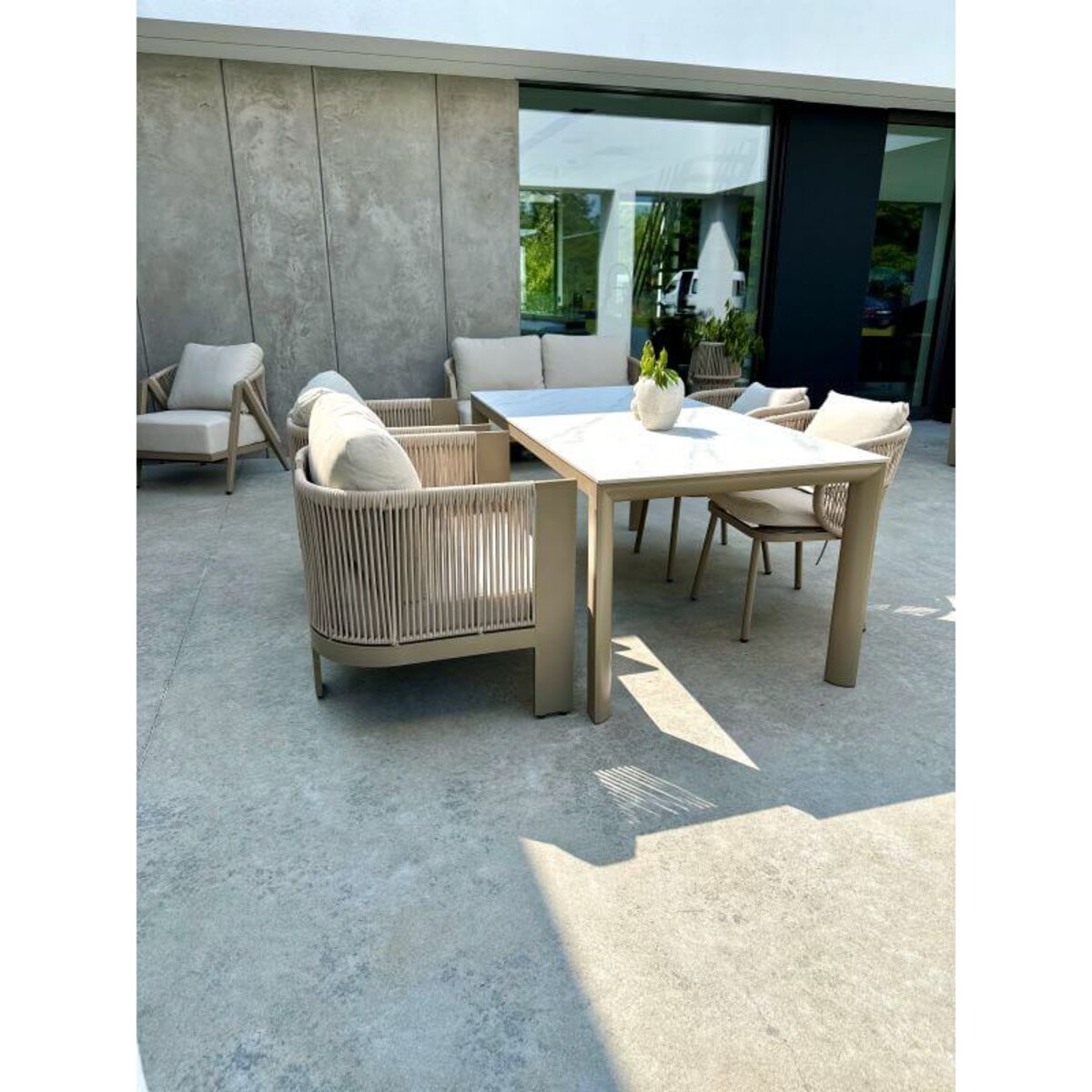 ALUMINIOWY STÓŁ AZZURA W KOLORZE SZAMPAŃSKIM