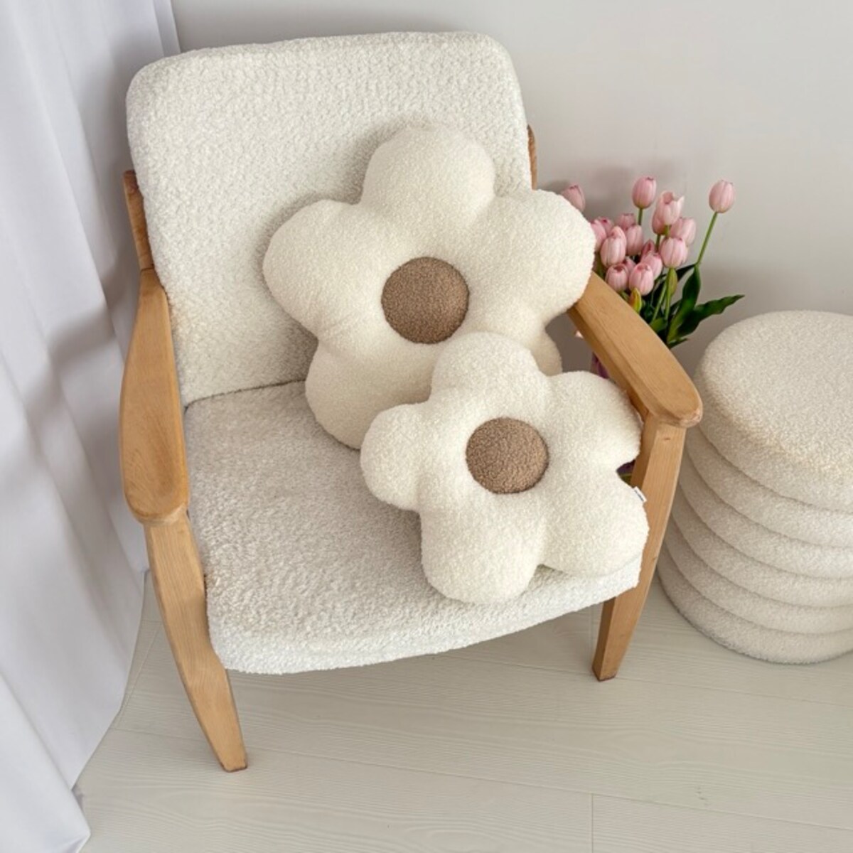 Poduszka boucle duży Kwiatek biały/beż