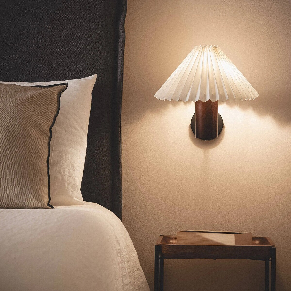 Kinkiet, lampa ścienna z plisowanym kloszem, drewno, Leonessa