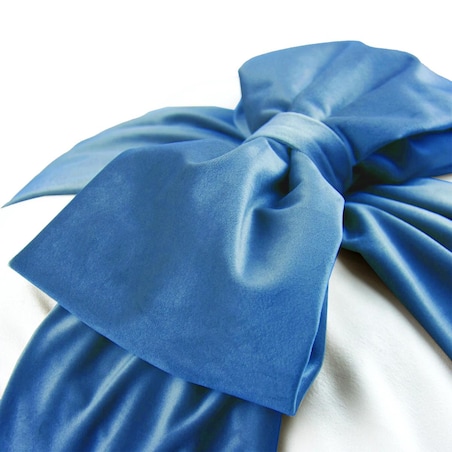 Poduszka VELVET VE2226 | Niebieska kokarda 40 x 40 cm