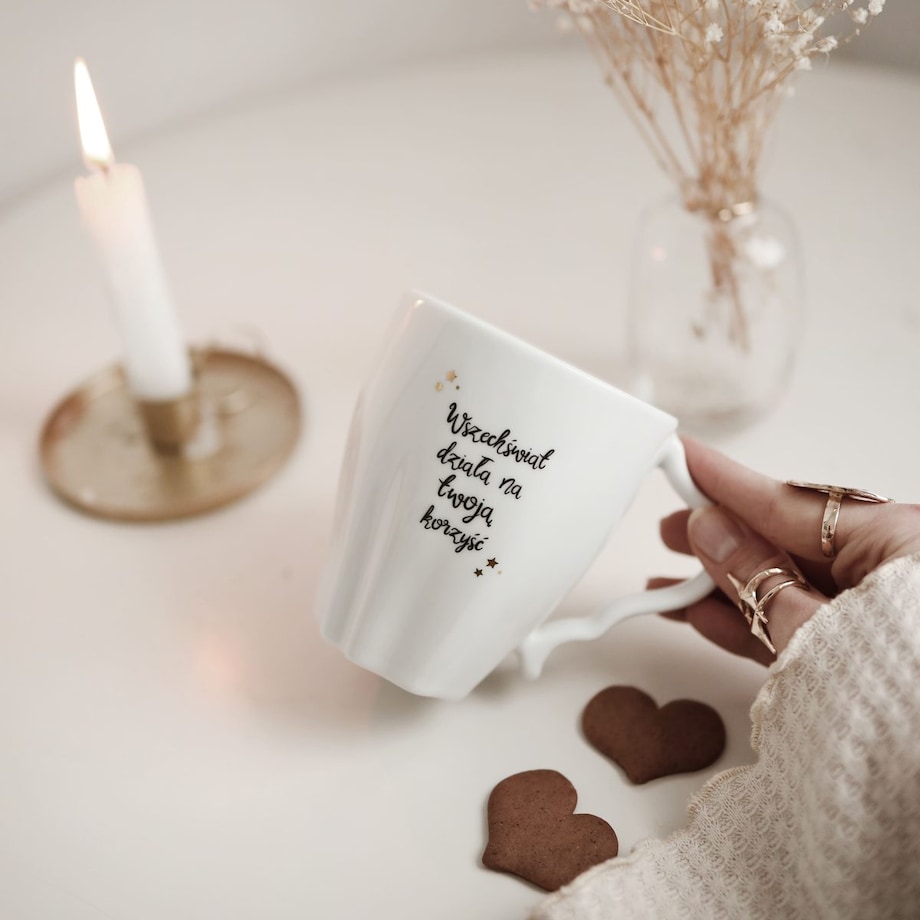 Biały asymetryczny kubek porcelanowy 300 ml „Wszechświat działa na Twoją korzyść" ze złotymi gwiazdkami - prezent dla niej, na urodziny, Dzień Kobiet