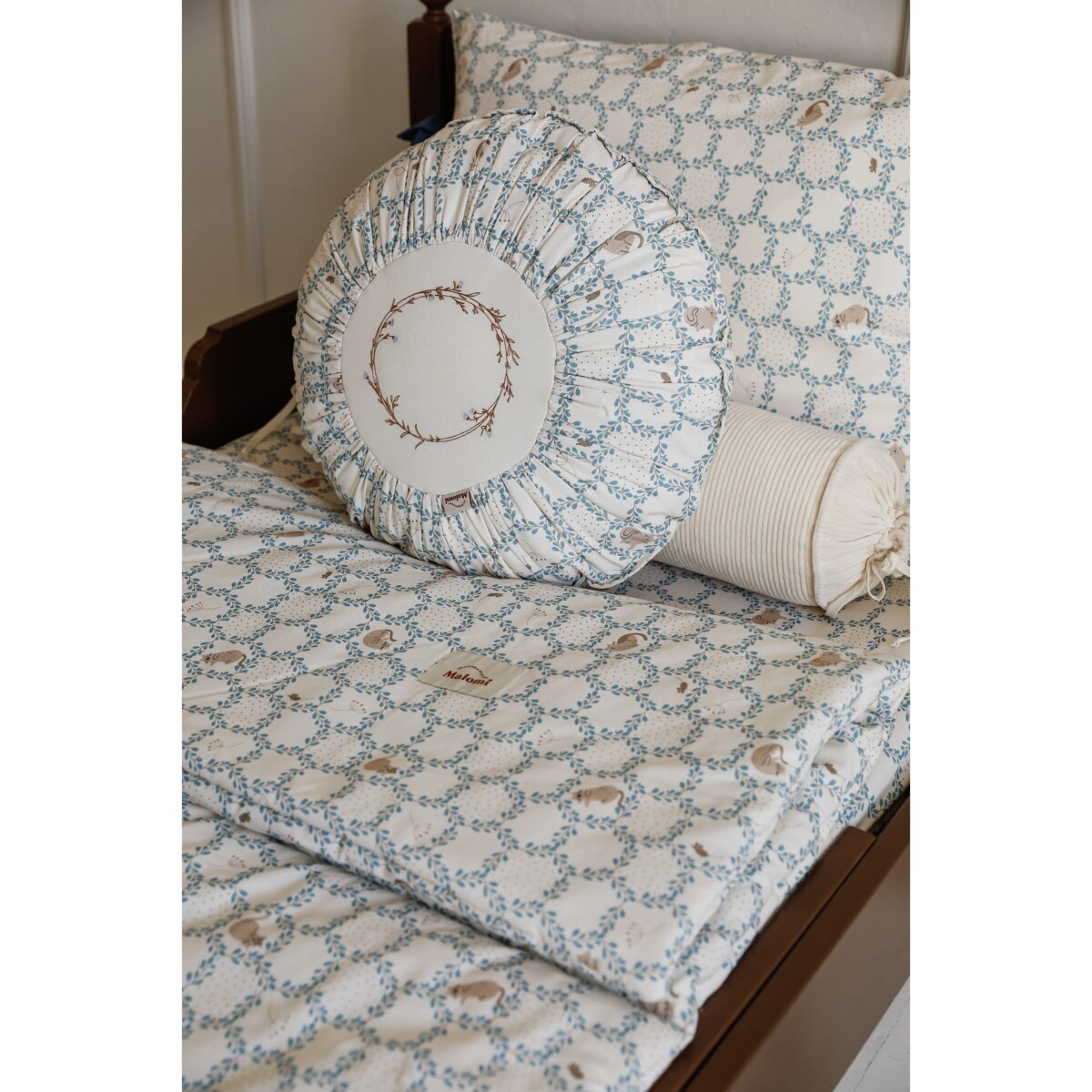 Poduszka dekoracyjna okrągła z haftem Blue Cottage