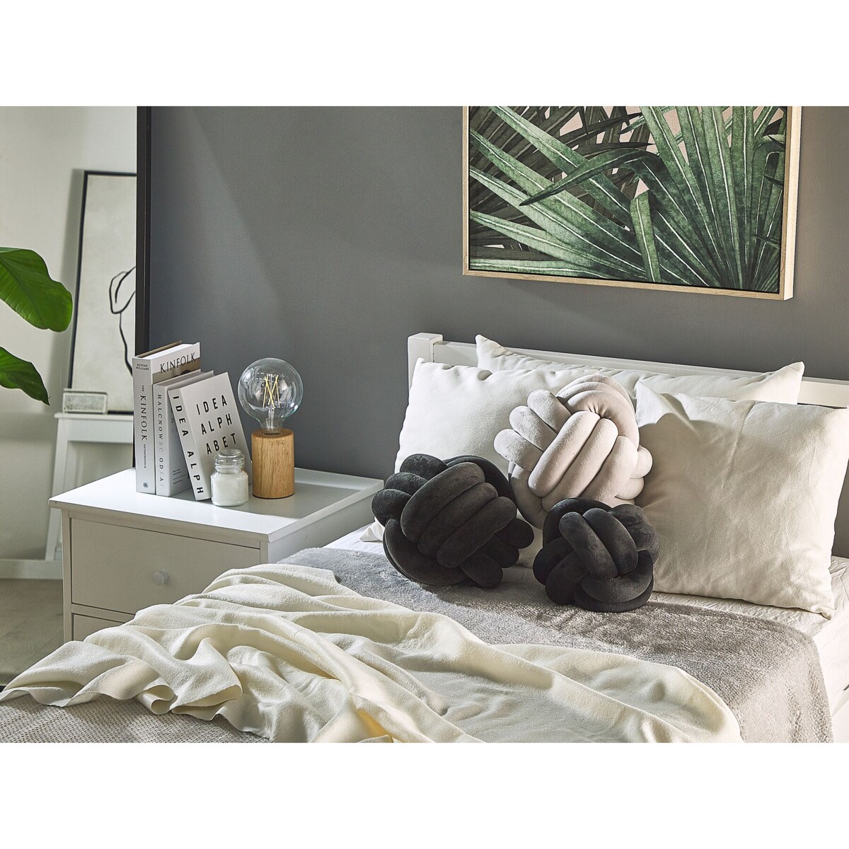 Poduszka dekoracyjna supeł welurowa 30 x 30 cm czarna MALNI