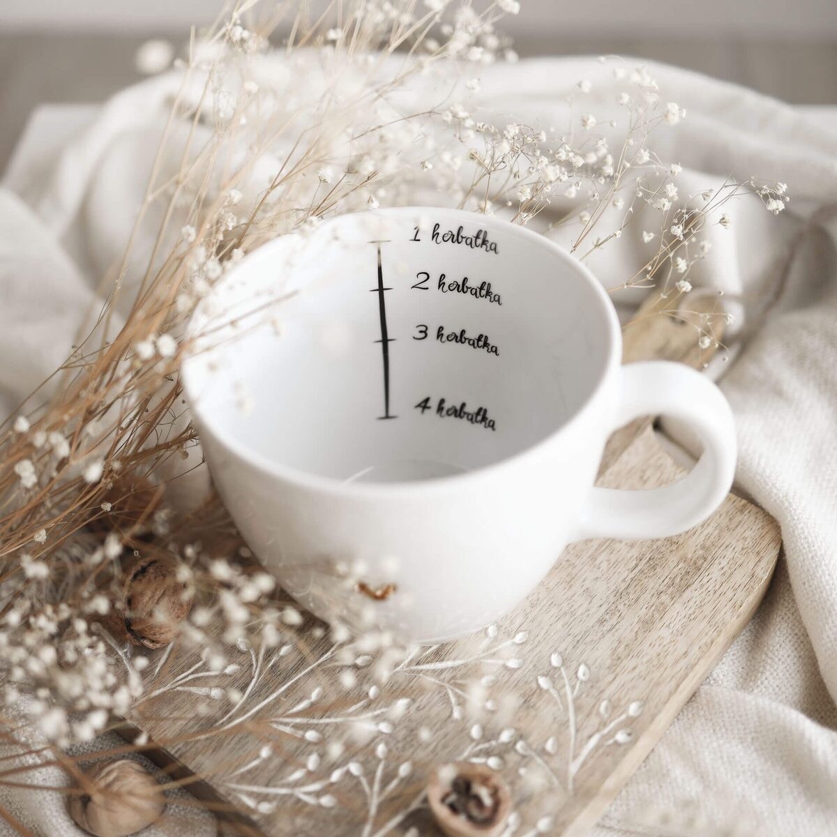 Biały kubek porcelanowy 1 litra - motyw miarki na herbatki dla miłośników naparów na urodziny