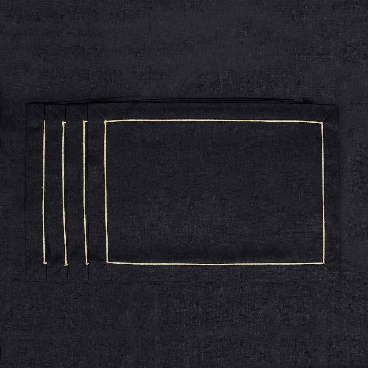 Lniany obrus Royal Black Goldenline – 140 × 200 cm