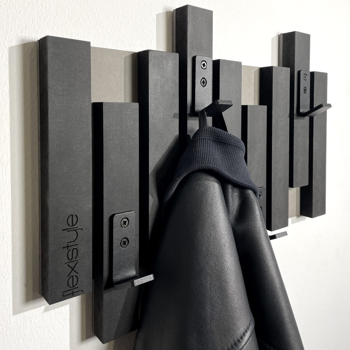 Czarny wieszak ścienny na ubrania Lamele Mini 40cm