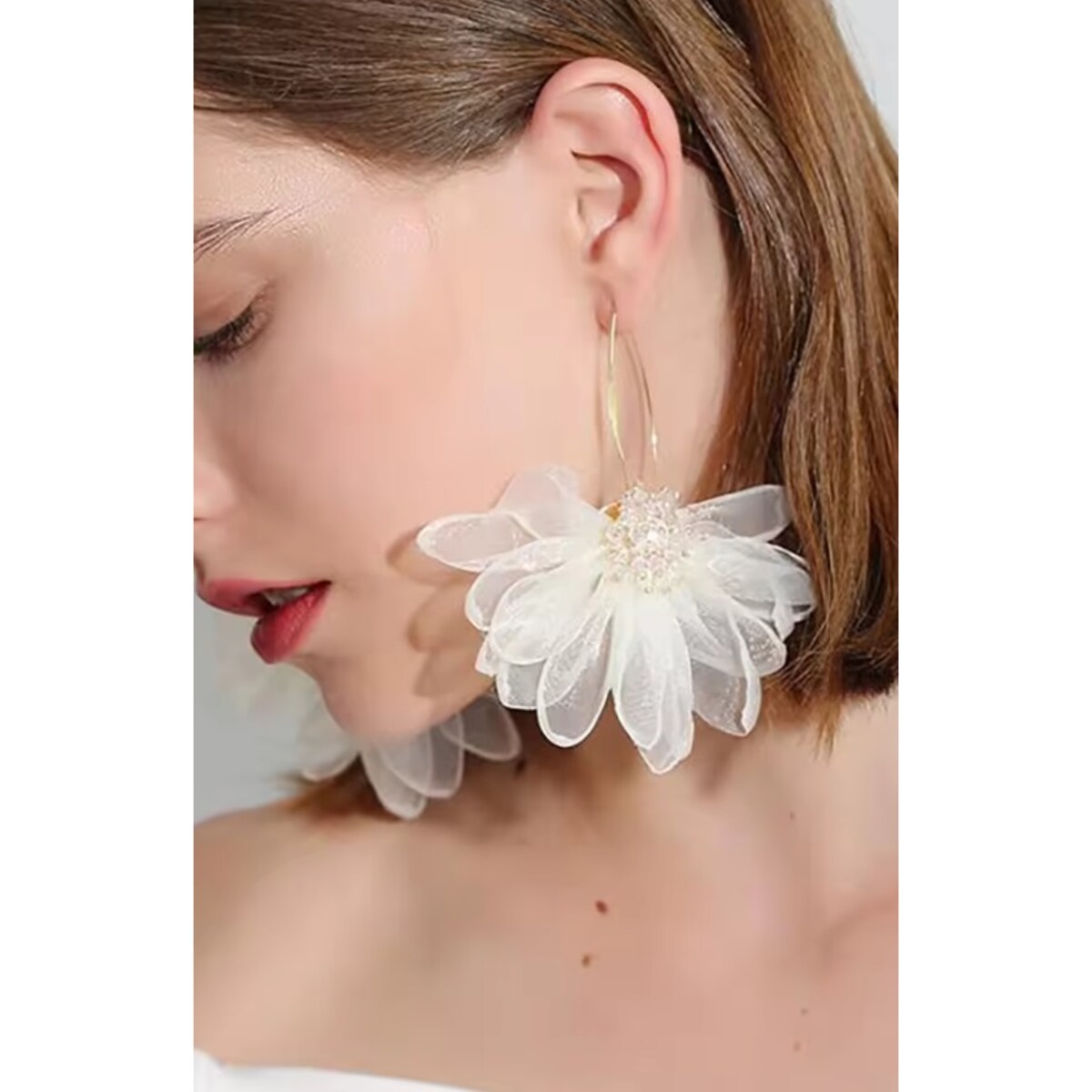 Kolczyki złote szyfonowe kwiaty z koralikami na ślub wizytowe boho