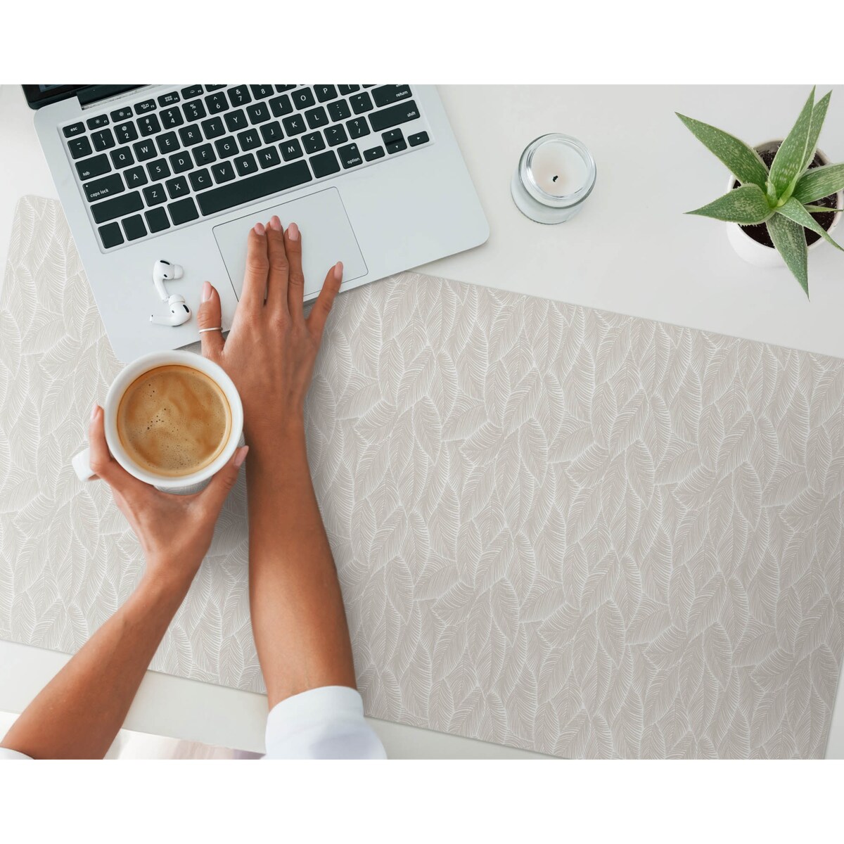 Beżowa mata na biurko Liście w subtelnym wzorze, 100x50 cm
