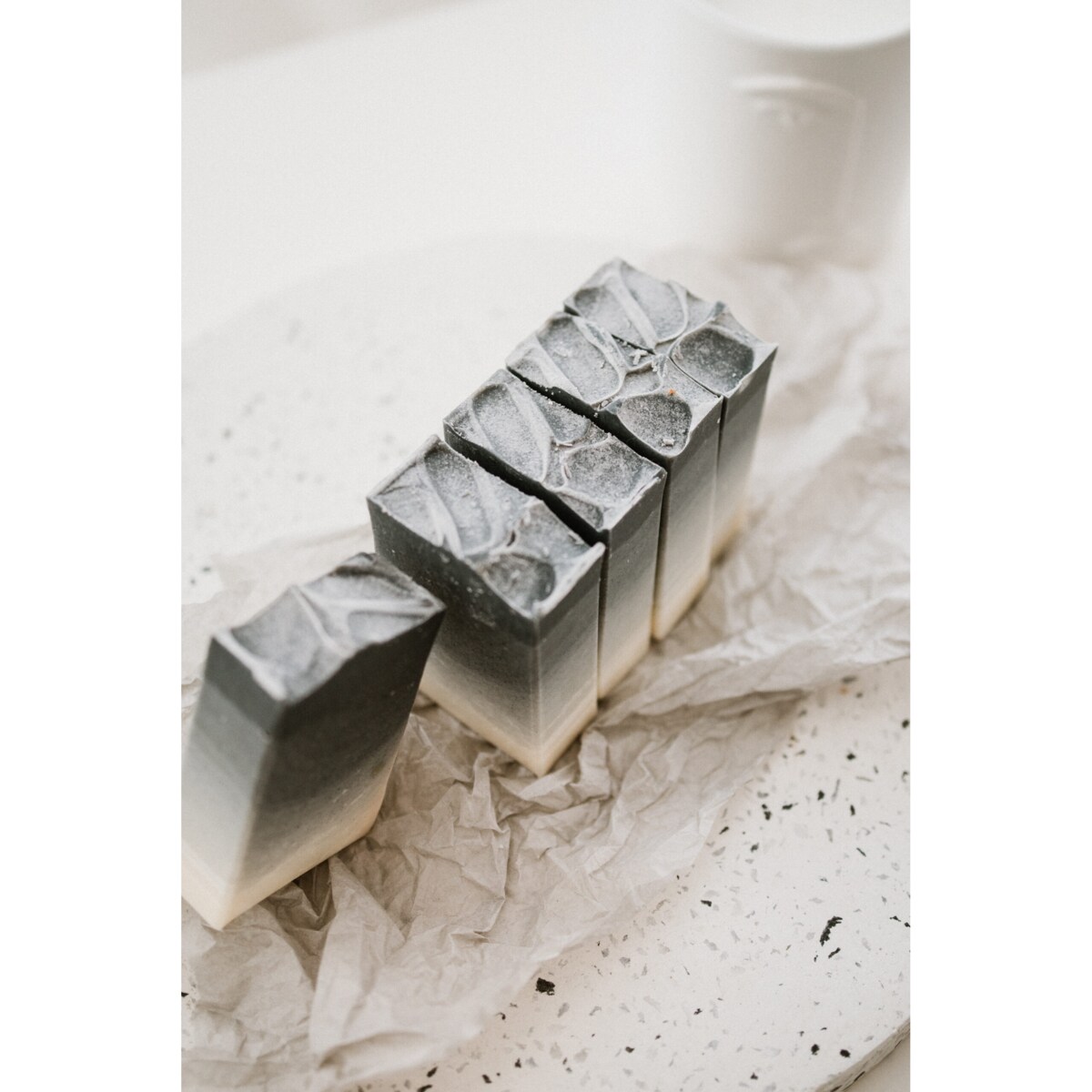 Oczyszczające naturalne mydło z węglem aktywnym - Detoxifying natural soap with activated charcoal