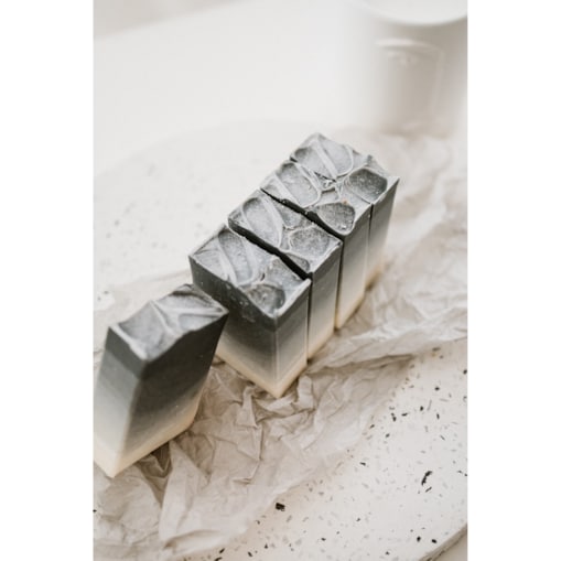Oczyszczające naturalne mydło z węglem aktywnym - Detoxifying natural soap with activated charcoal