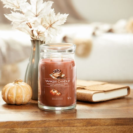 YC SIG.- Świeca duża PUMPKIN CINNAMON SWIRL