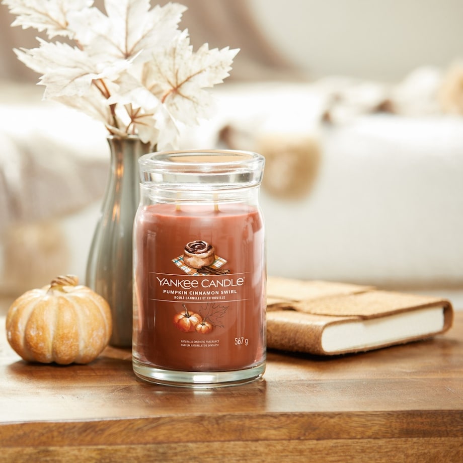 YC SIG.- Świeca duża PUMPKIN CINNAMON SWIRL