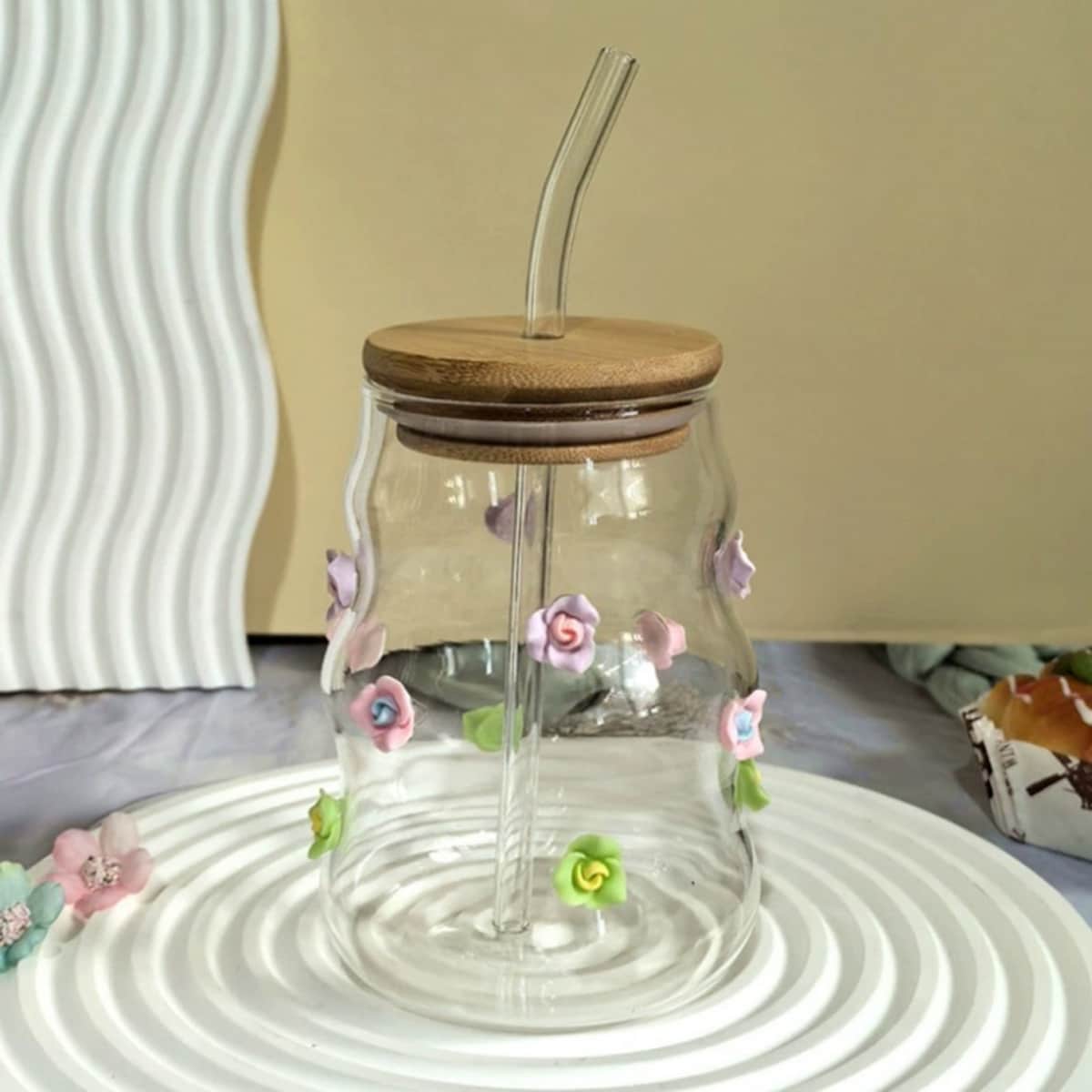 Szklanka z falowanymi ściankami i kwiatkami 450 ml ze słomką i pokrywką SZK164