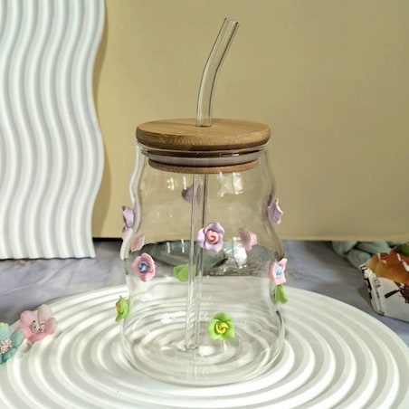 Szklanka z falowanymi ściankami i kwiatkami 450 ml ze słomką i pokrywką SZK164