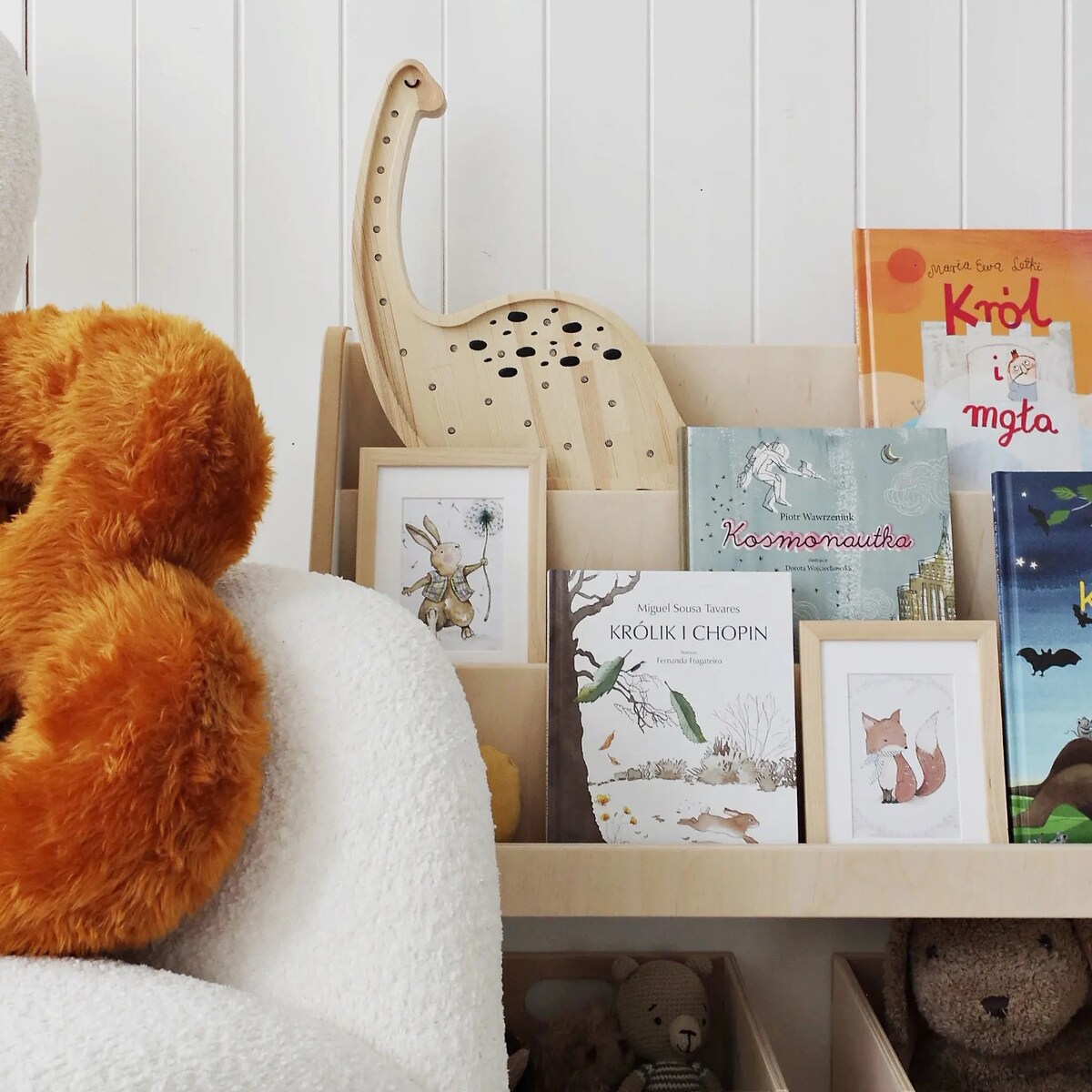 Drewniany regał na książki i zabawki