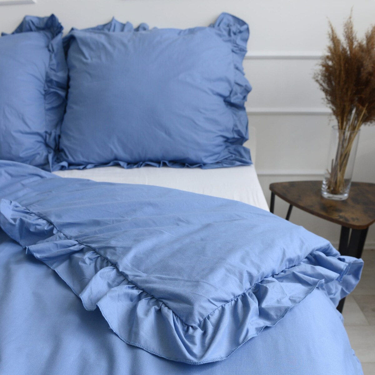 Pościel bawełniana z falbanką niebieska (jeans) 160x200 + 2x50x60