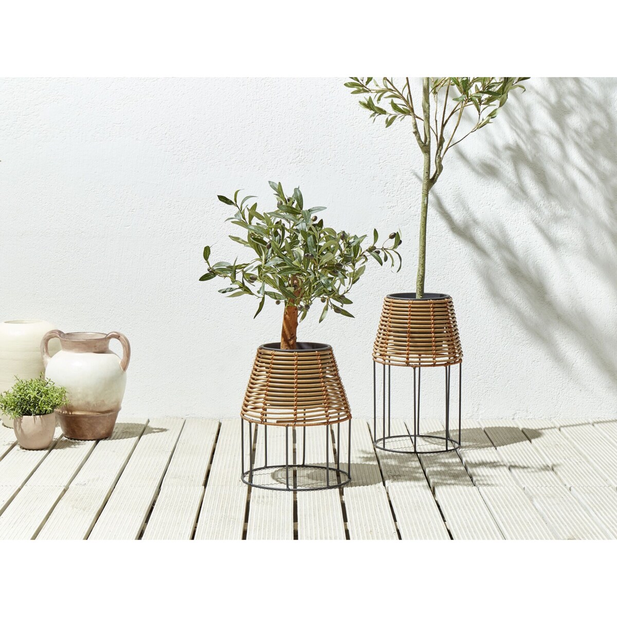 Zestaw 2 doniczek na stojaku z technorattanu brązowy BORAGO