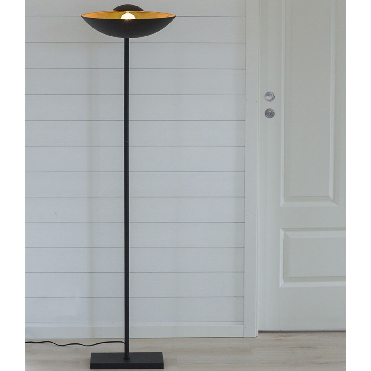 Regulowana lampa podłogowa Captain czarna kopuła do sypialni