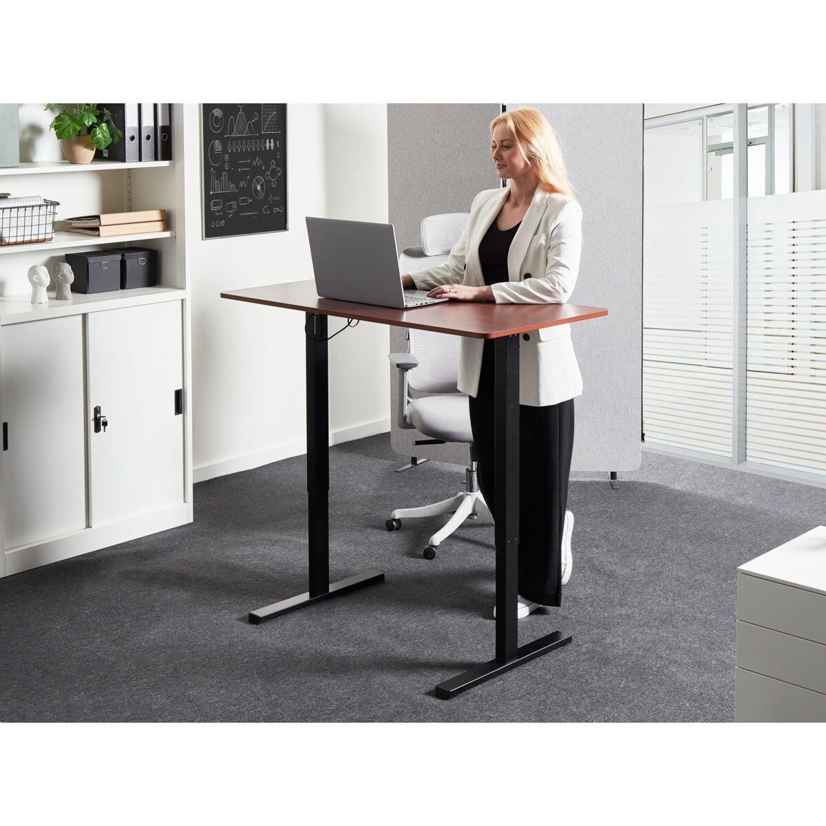 Biurko regulowane elektrycznie 120 x 60 cm czarne z ciemnobrązowym TAVARES