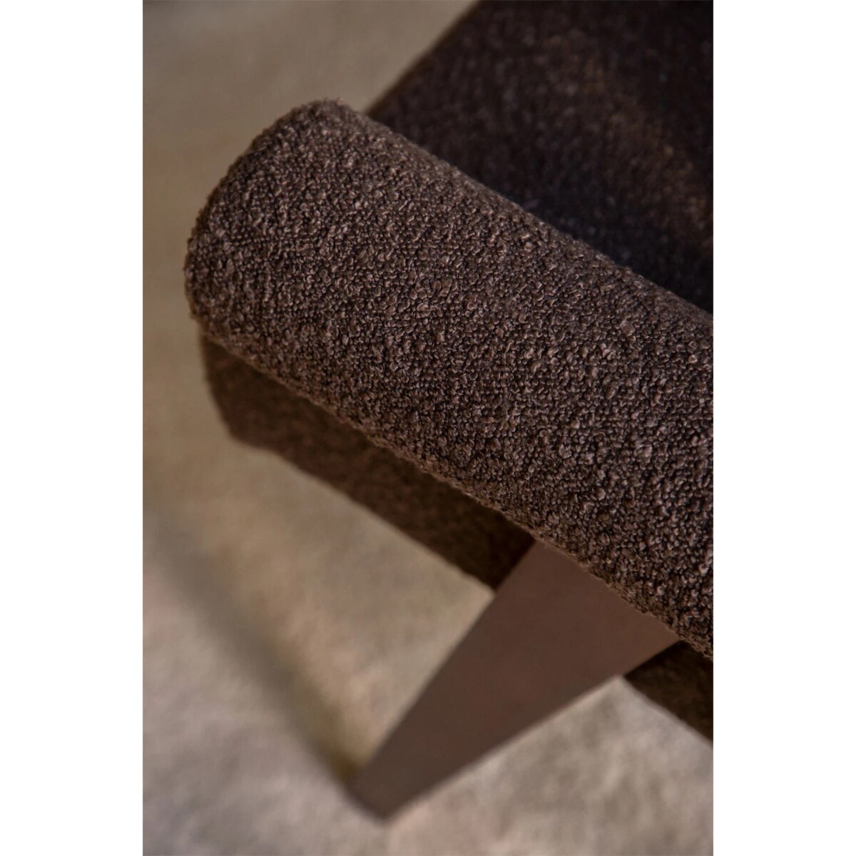 Fotel z podłokietnikami, drewno i tkanina bouclé, Lucca, czekoladowy