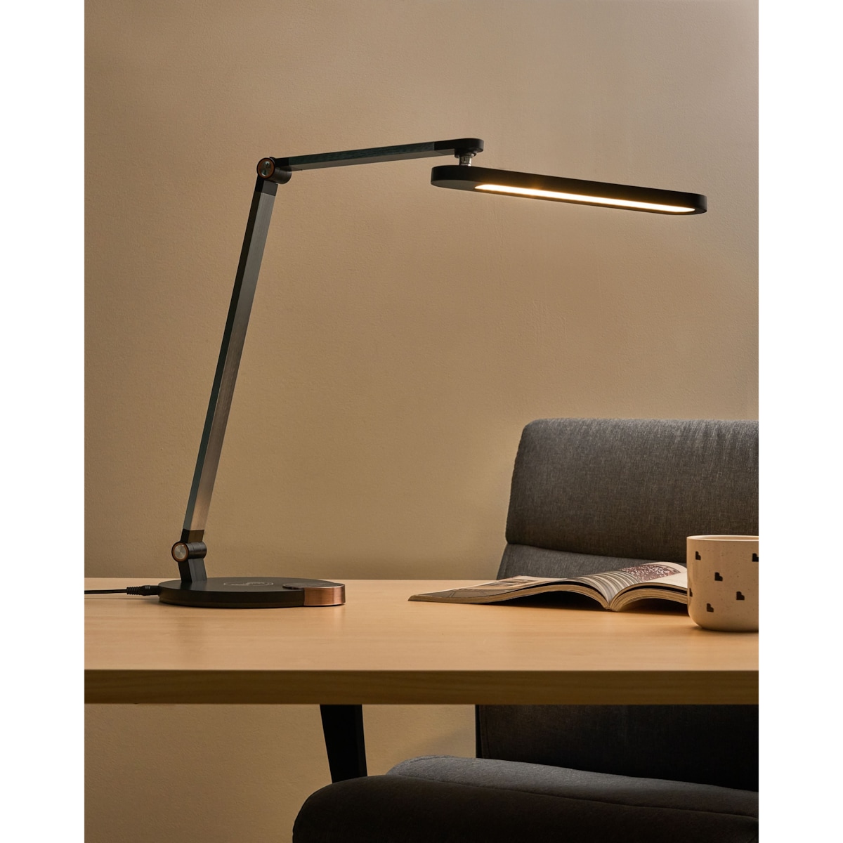 Lampa biurkowa LED CAROY Z ładowarką indukcyjną Czarny