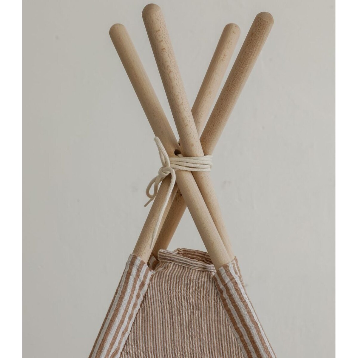 Beige Stripes – tipi, namiot dla dzieci z matą podłogową z dwustronnego muślinu