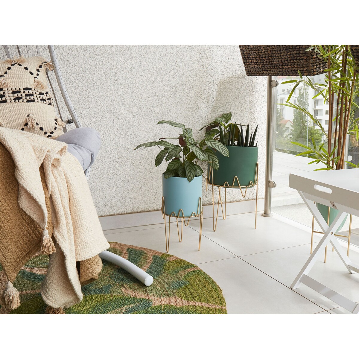 Doniczka na stojaku metalowa 19 x 19 x 39 cm niebiesko-złota KALANDRA