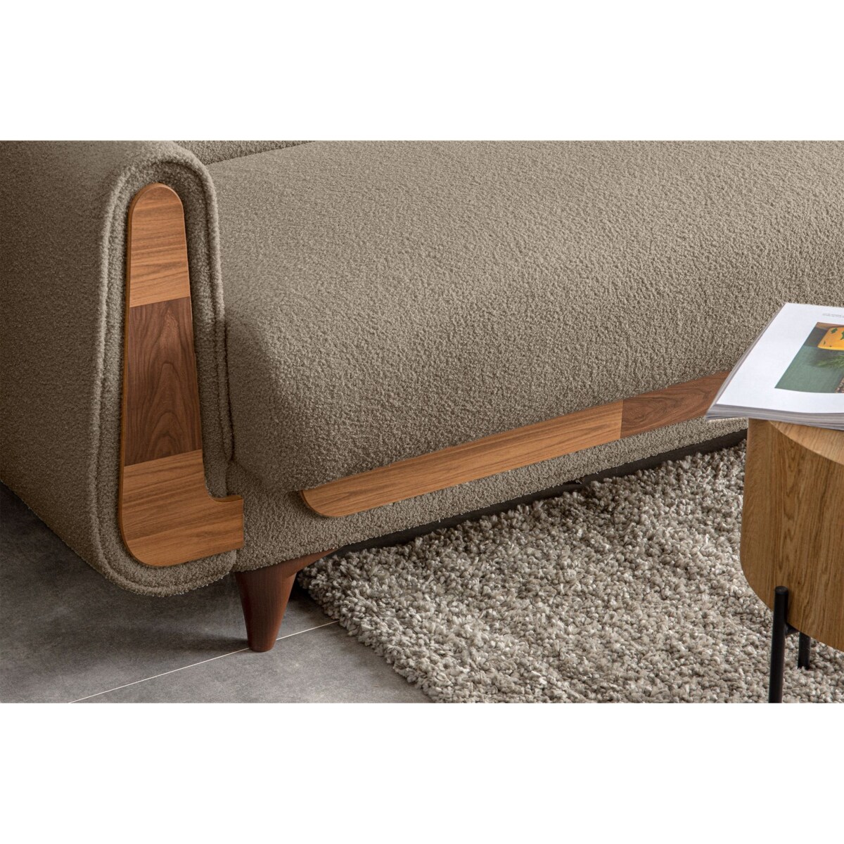 KONSIMO GUSTAVO Sofa trzyosobowa wykonana z ciemnobeżowej tkaniny boucle