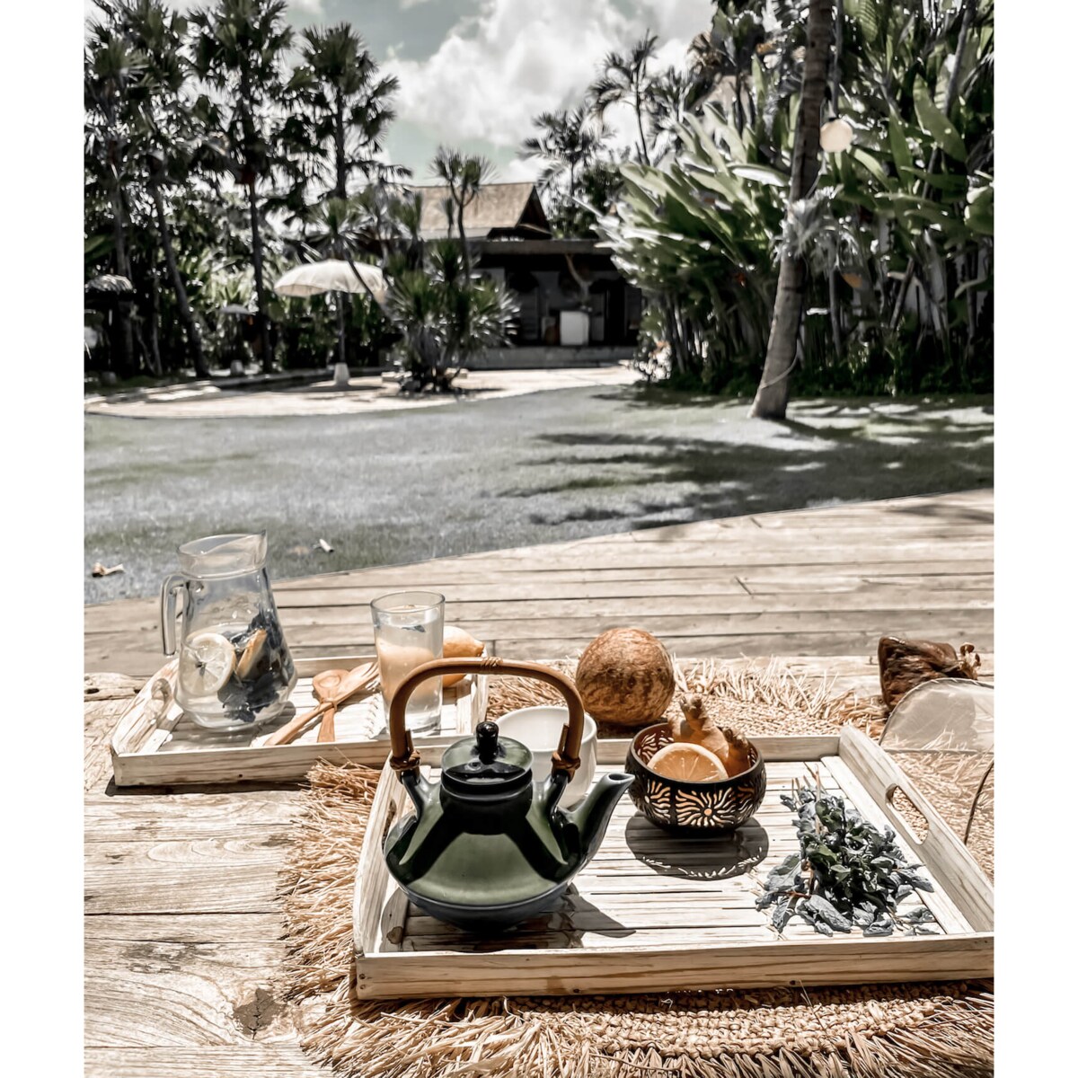 TACA Z POKROWCEM NA JEDZENIE S BIAŁA