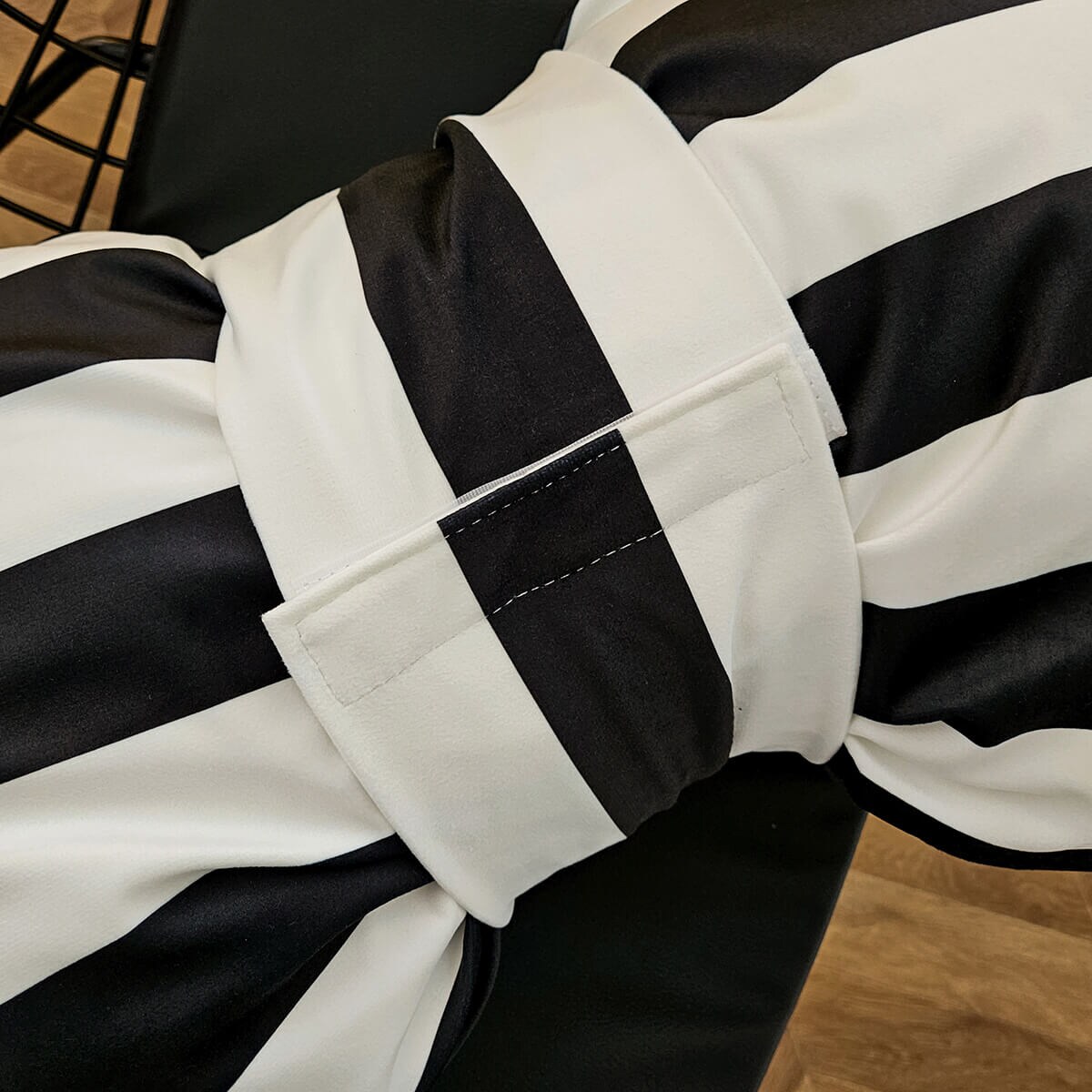 Poduszka XMAS wzór XM54 | Kokarda w paski czarna 40 x 60 cm