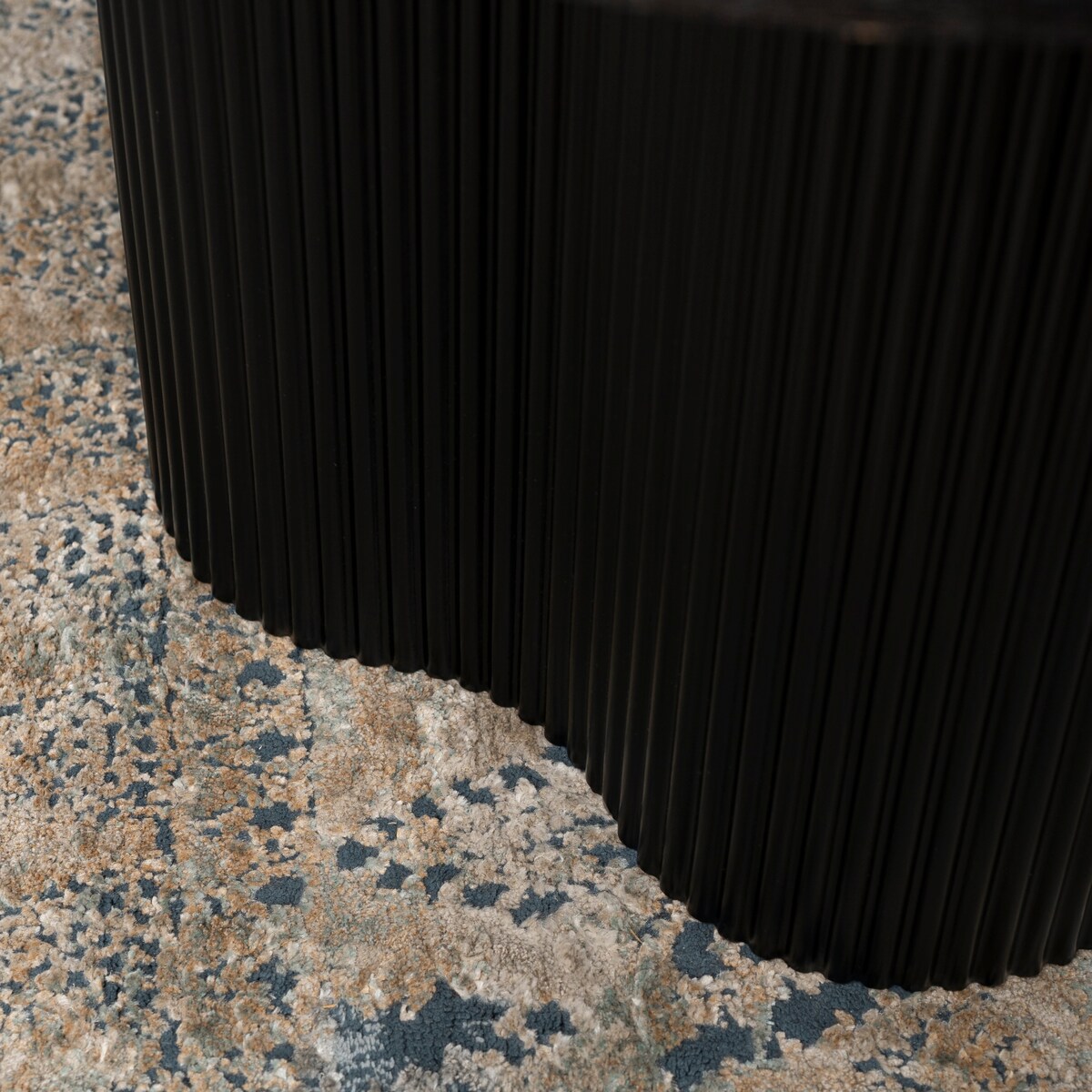 Stolik Kawowy Okrągły Mały Czarny Ryflowany Loft Nowoczesny Ława DERIAN